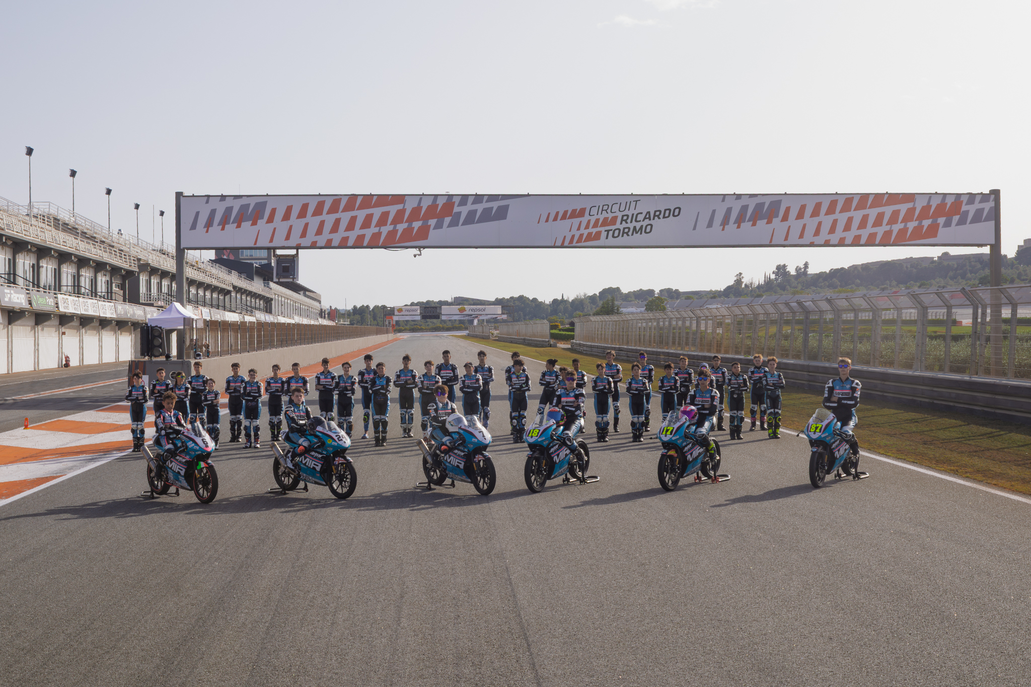 Piloti schierati sul circuito