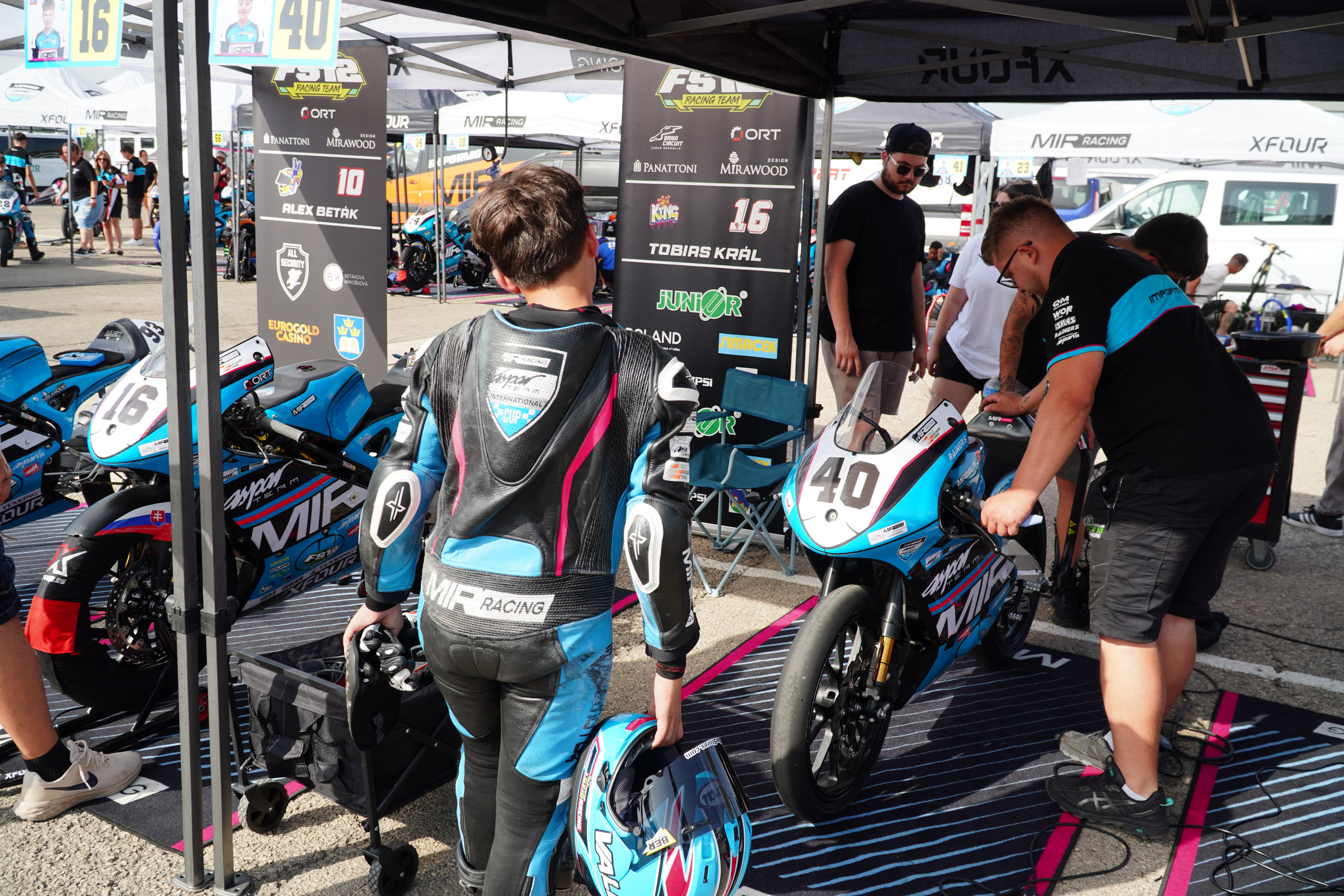 Valerio rientra nel box con il team