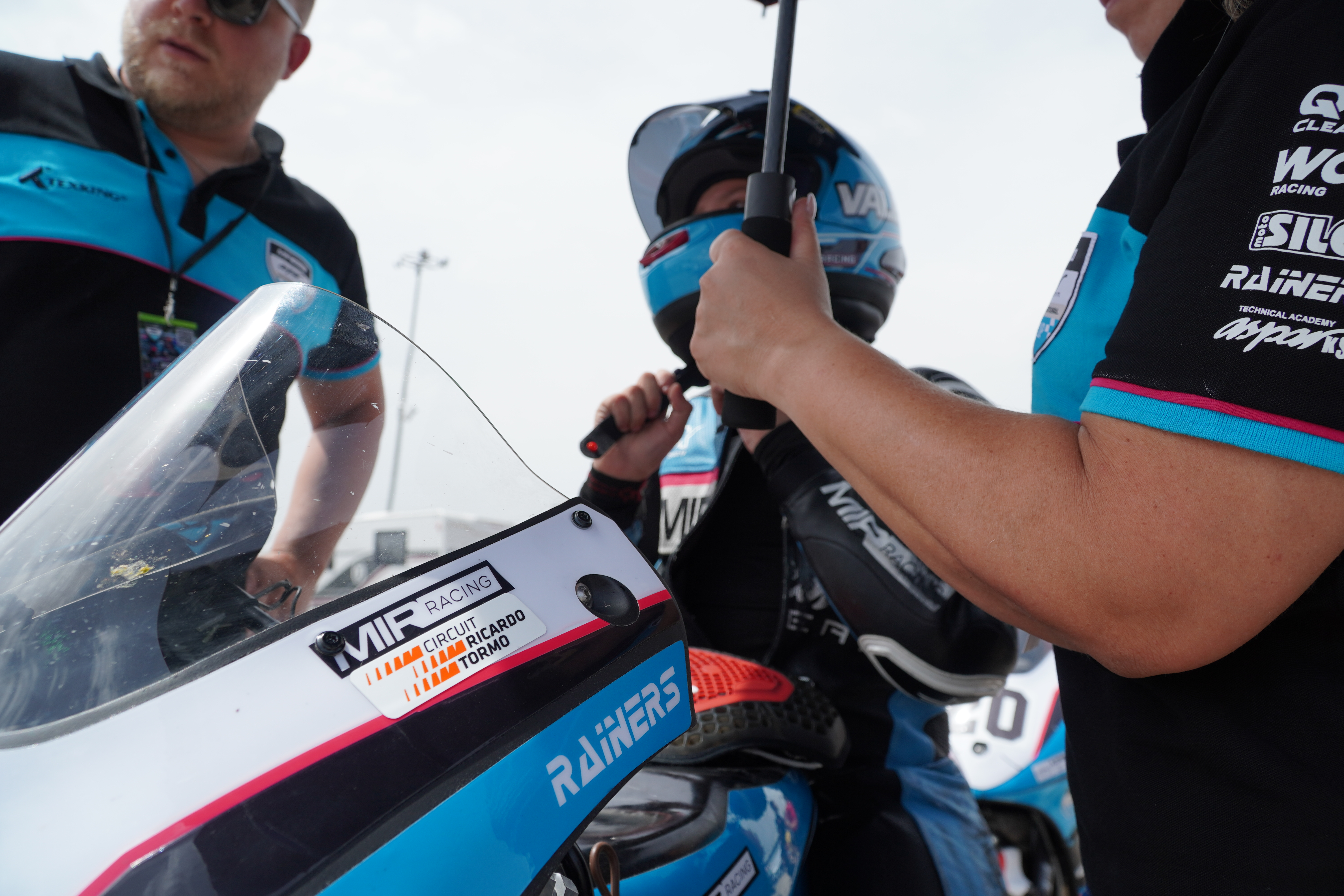 Il team prepara Valerio prima della pista
