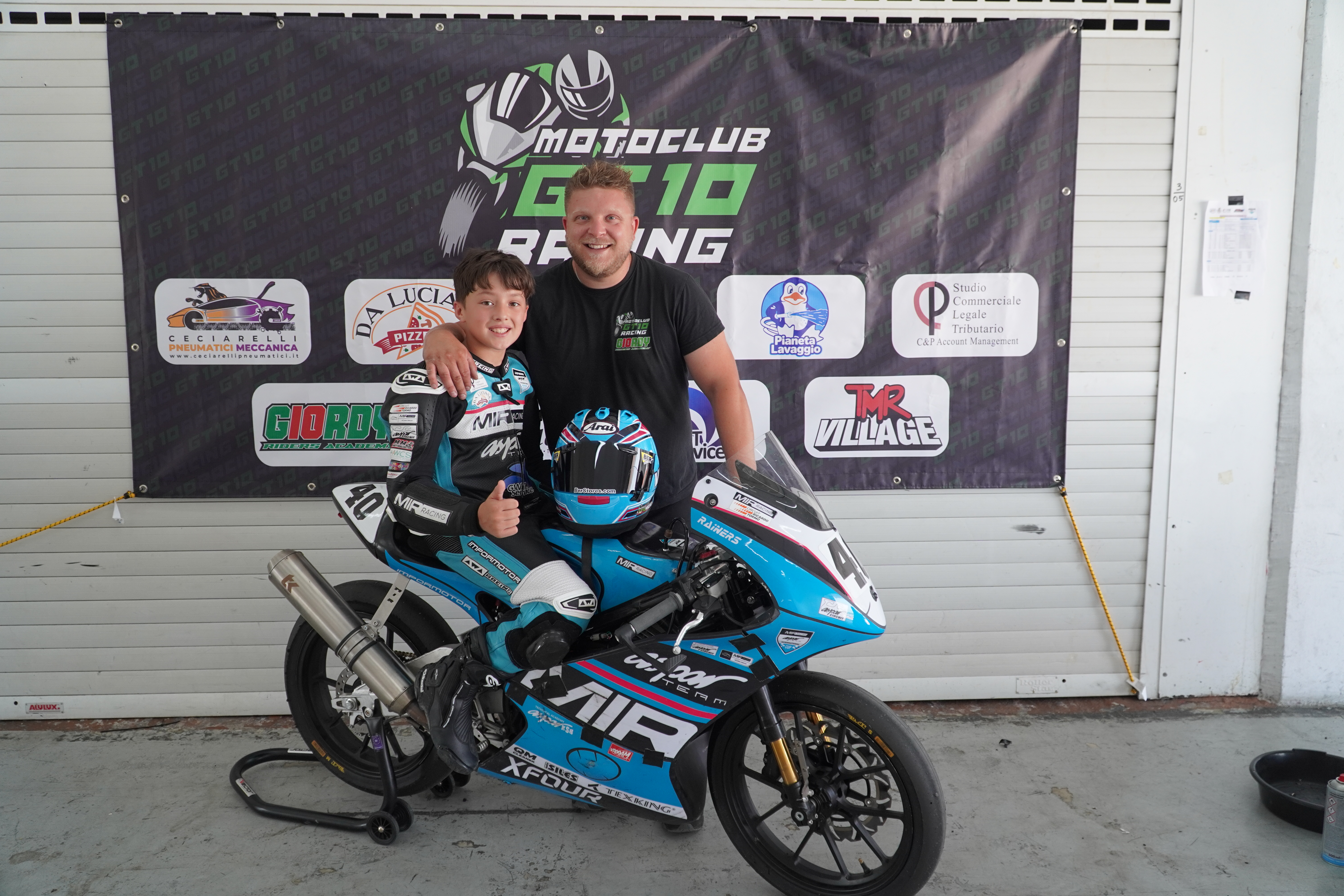 Valerio Paruta con Giordano Travagliati e la moto