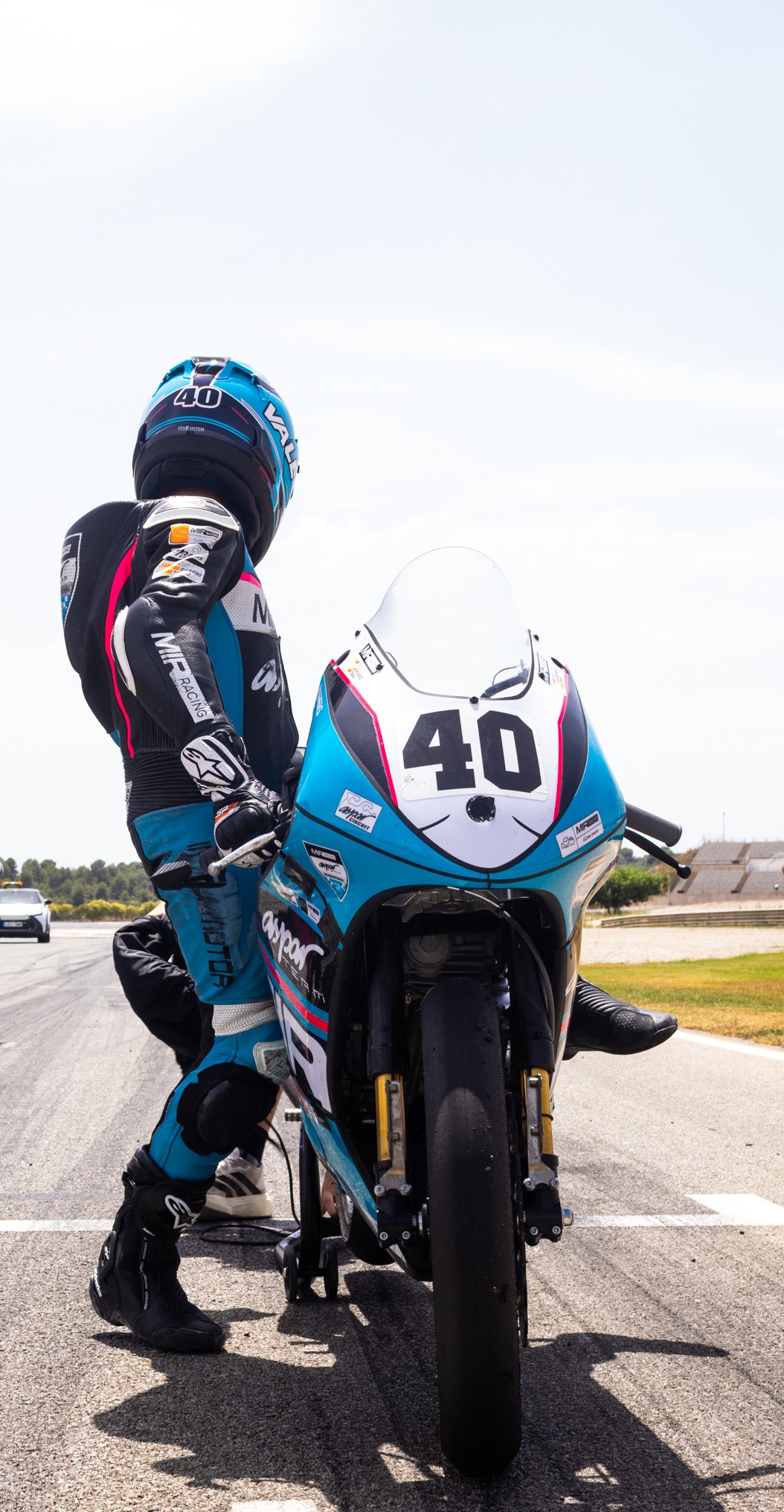 Valerio Paruta accanto alla sua moto in pista